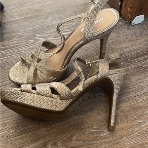 Really pretty stylish gold heels